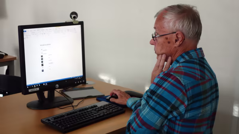 äldre vid dator